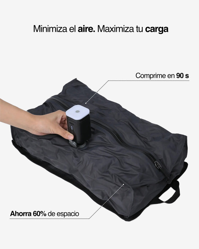Bolsa de compresión NVMA siendo vaciada con bomba eléctrica, reduciendo el aire para ahorrar un 60% de espacio en 90 segundos.