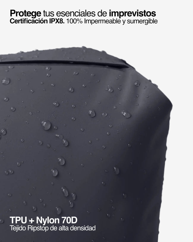 Primer plano de tejido Ripstop TPU Nylon 70D con gotas de agua, demostrando impermeabilidad IPX8 para protección total.