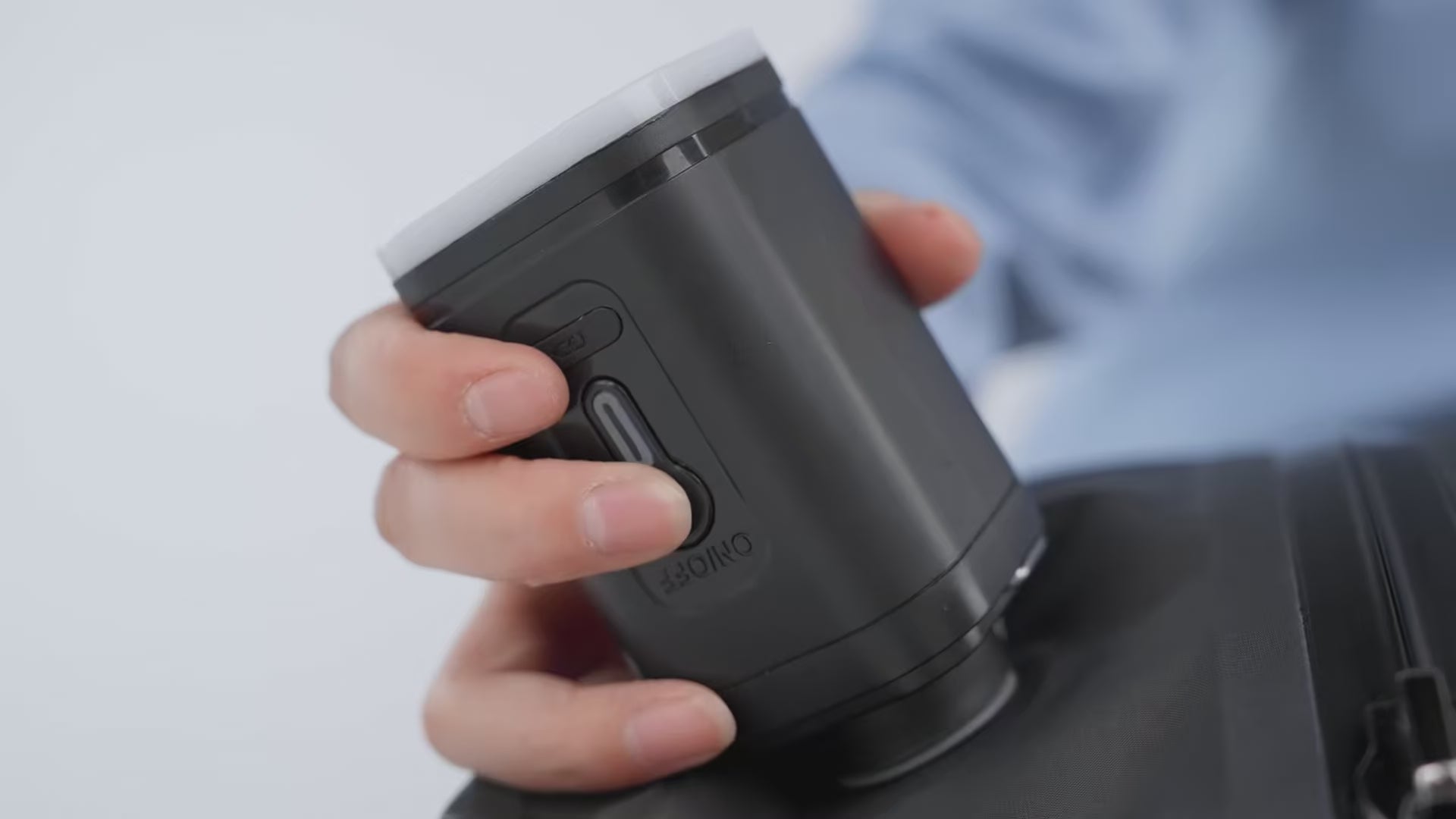 Demostración del Paso 3: Activación del ciclo de vacío V-FLOW™ con un solo toque, eliminando el aire residual de las fibras para crear un bloque de equipaje compacto y protegido en segundos.