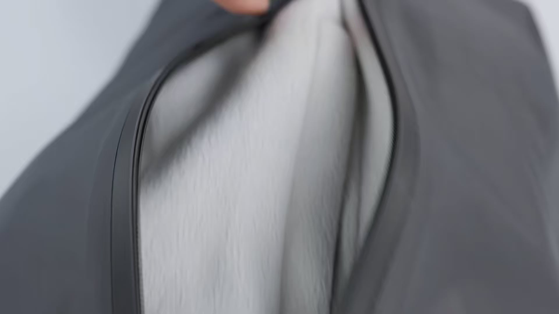 Demostración del Paso 2: Usuario asegurando el cierre hermético de doble carril y conectando el compresor V-FLOW™ directamente a la válvula de vacío para un ajuste perfecto sin fugas.