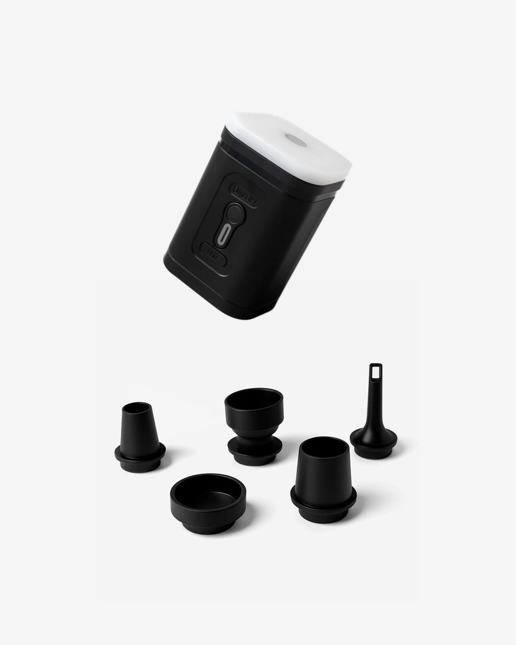 Mini compresor eléctrico V-Flow negro de NVMA mostrado junto a su set de cinco boquillas intercambiables. Fotografía de producto técnico sobre fondo blanco que destaca los accesorios de adaptación para diferentes válvulas de vacío.